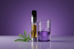Vaper y hojas botánicas junto a un recipiente de laboratorio sobre fondo morado, imagen educativa sobre formulación y terpenos en productos de 8-OH.